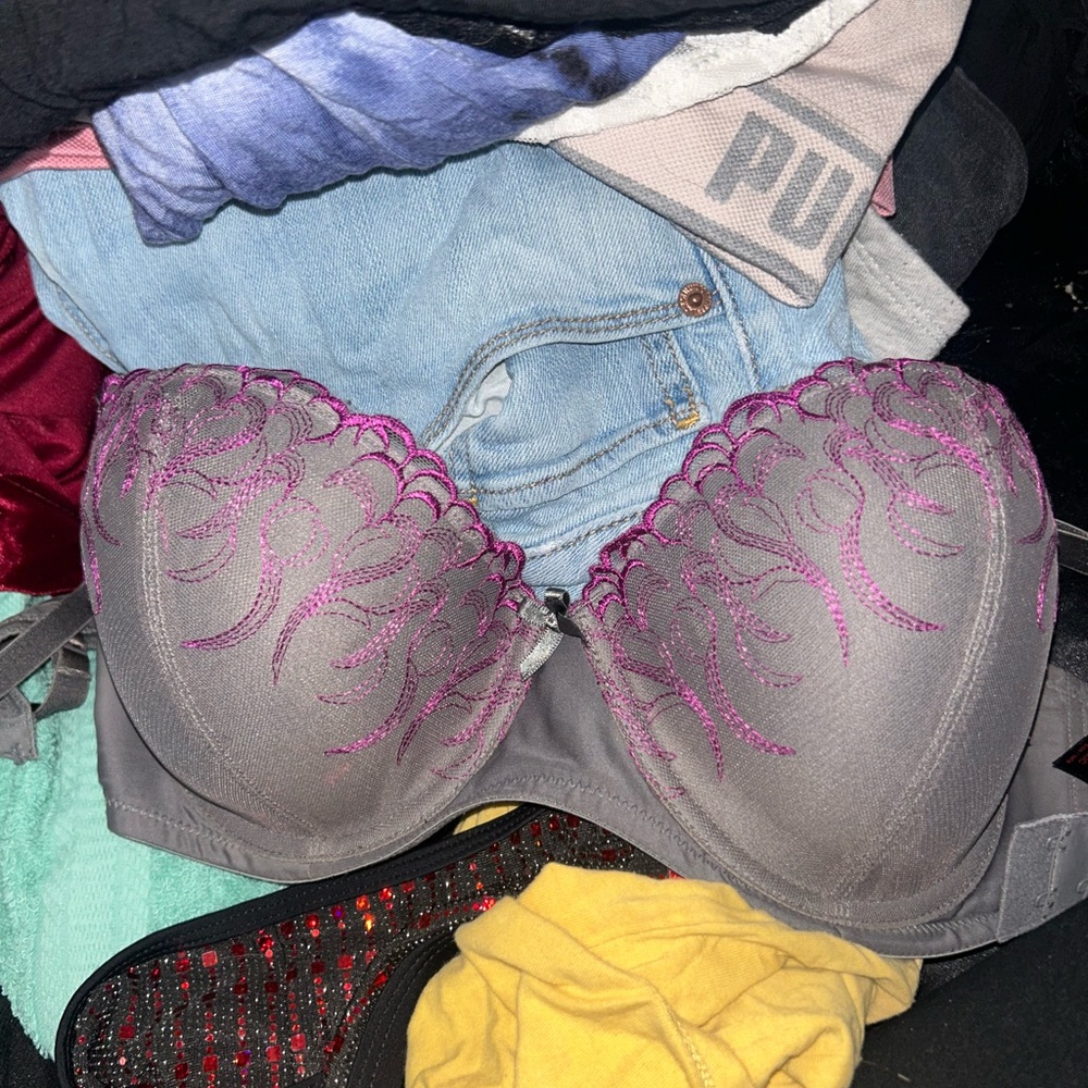 Four bras - Picture 9 of 11